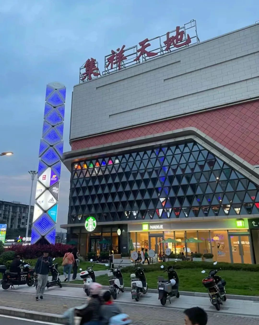 武汉多子女家庭公积金贷款额度上浮；万达商管4亿美元债展期获通过丨房产早参