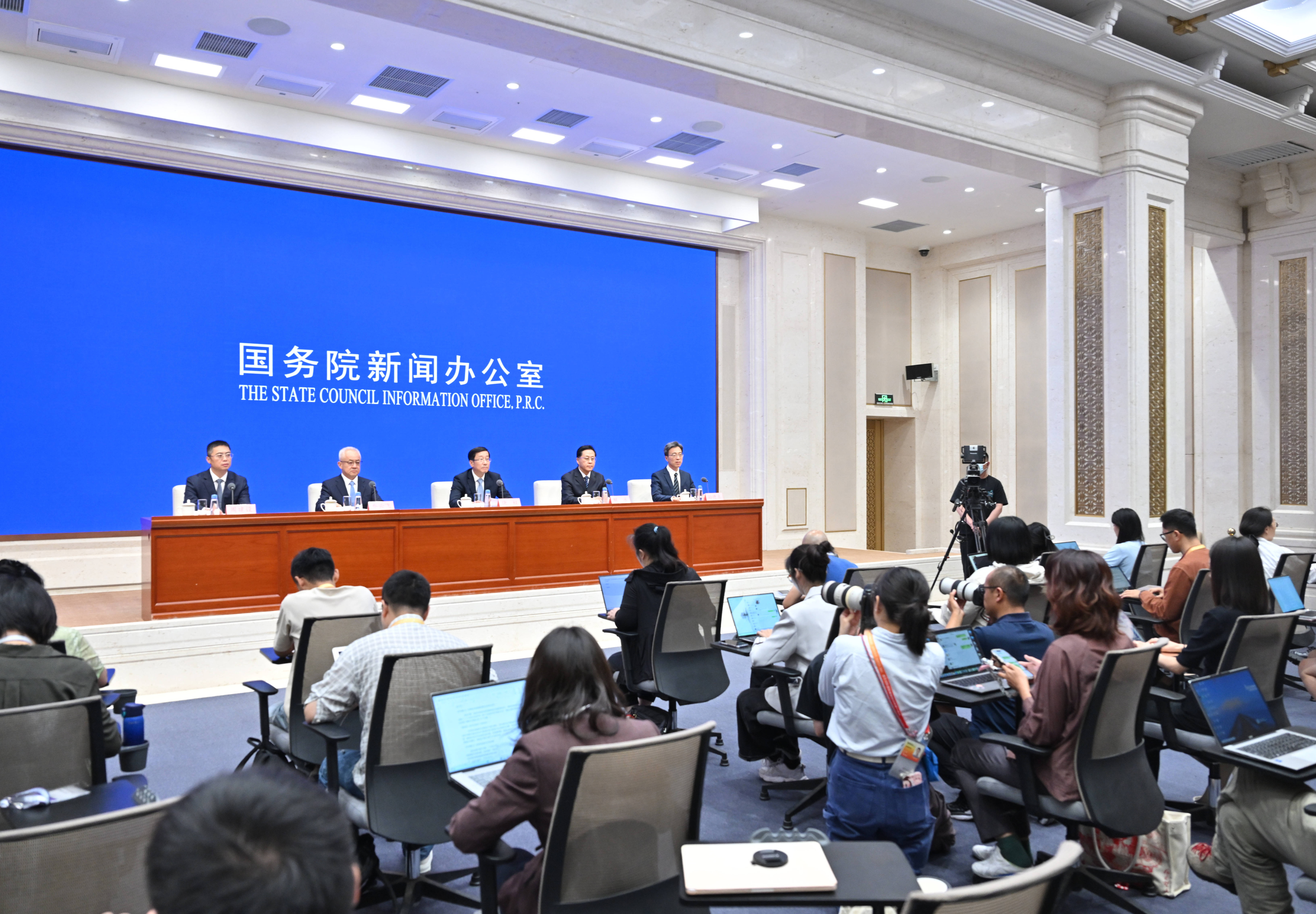 把城市更新摆在突出位置!国常会最新部署